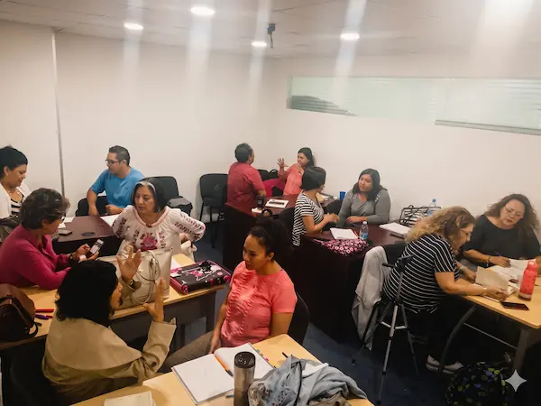 Grupo de PNL haciendo ejercicios
